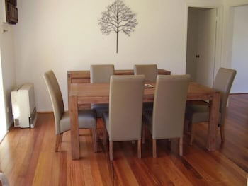 Yarra Glen Racecourse Apartments - Tourism Canberra 3