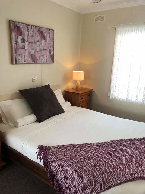 Lakes Jakaranda Holiday Units - Tourism Canberra 1