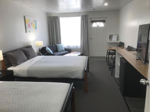 Cook's Endeavour Motor Inn - Tourism Canberra 6