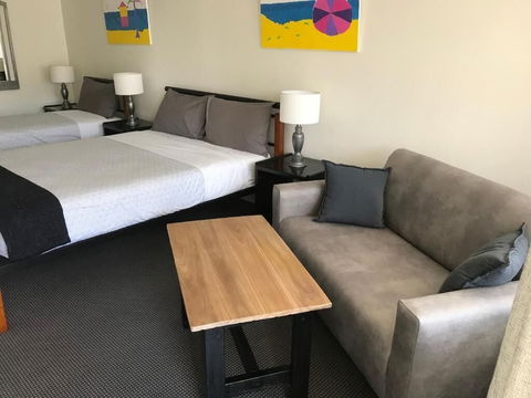 Cook's Endeavour Motor Inn - Tourism Canberra 3