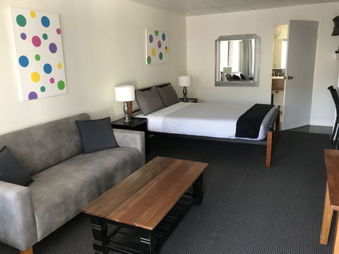 Cook's Endeavour Motor Inn - Tourism Canberra 2