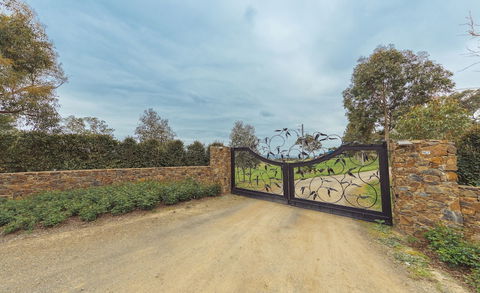 Outlook Hill Vineyard Cottages - Tourism Canberra 0