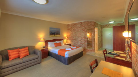 Endeavour Court Motor Inn - Tourism Canberra 1