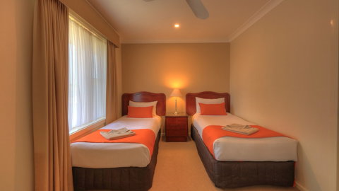 Endeavour Court Motor Inn - Tourism Canberra 0