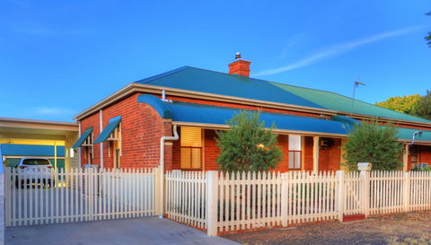 Endeavour Court Motor Inn - Tourism Canberra 6