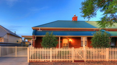 Endeavour Court Motor Inn - Tourism Canberra 3