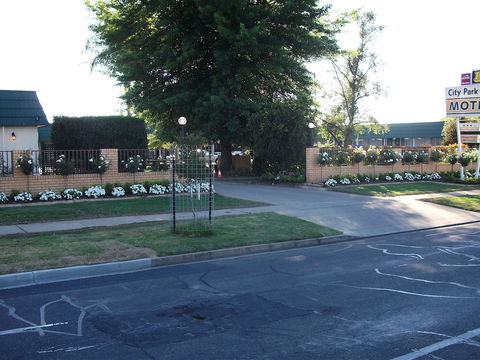 City Park Motel & Apartments - Tourism Canberra 0