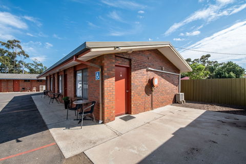Golden Country Motel & Caravan Park - Tourism Canberra 0