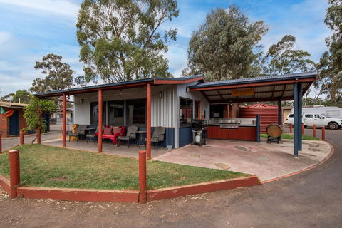 Golden Country Motel & Caravan Park - Tourism Canberra 2