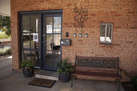 Bega Downs Motor Inn - Tourism Canberra 6