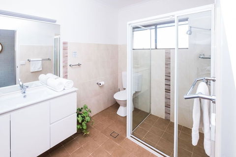 Mollymook Seascape Motel & Apartments - Tourism Canberra 5