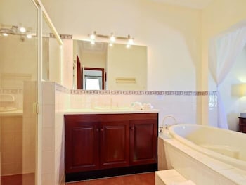 Wine And Roses B&B - Tourism Canberra 4