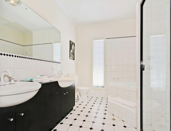 Wine And Roses B&B - Tourism Canberra 0