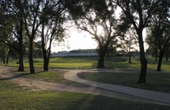 Emerald Executive Apartments - Tourism Canberra 0