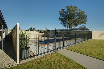 DBJ Holiday Units - Tourism Canberra 0