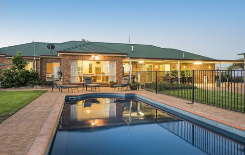 Colonial Court Villas - Tourism Canberra 3