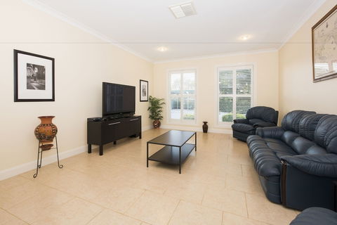 Colonial Court Villas - Tourism Canberra 0