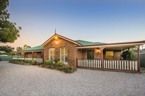 Colonial Court Villas - Tourism Canberra 6