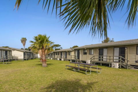 Wollongong Surf Leisure Resort - Tourism Canberra 0
