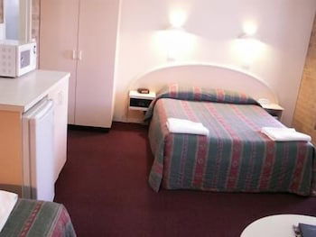 Cedar Lodge Motel - Tourism Canberra 3
