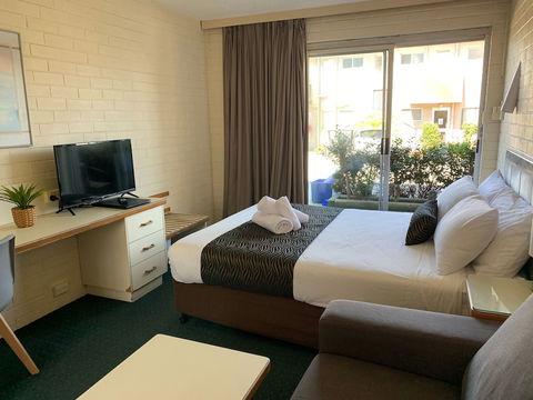 Crest Motor Inn - Tourism Canberra 6