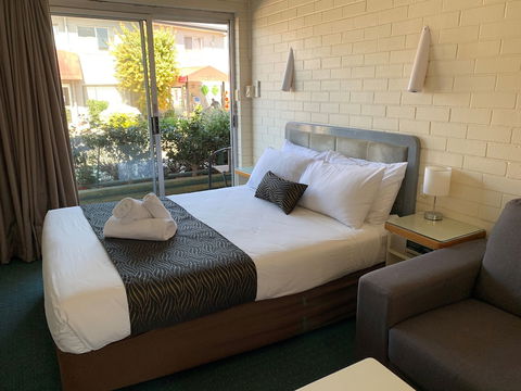 Crest Motor Inn - Tourism Canberra 2