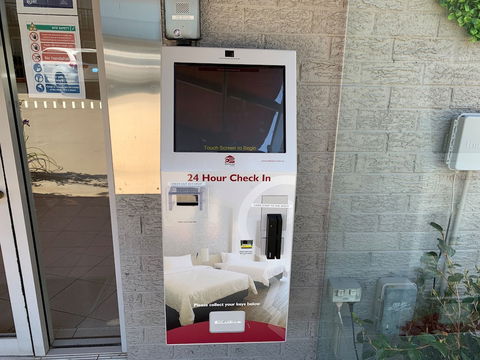 Crest Motor Inn - Tourism Canberra 0