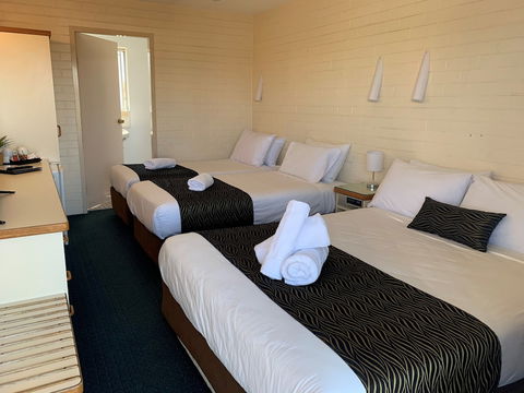 Crest Motor Inn - Tourism Canberra 5