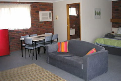 Coorrabin Motor Inn - Tourism Canberra 0