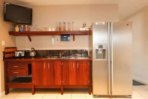 Waikiki Beach Bed & Breakfast - Tourism Canberra 4
