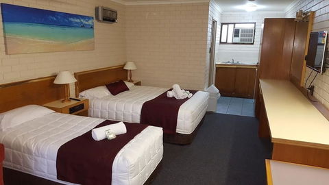 Tabourie Lake Motel - Tourism Canberra 4