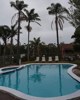 Tabourie Lake Motel - Tourism Canberra 0