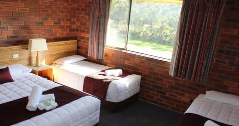Tabourie Lake Motel - Tourism Canberra 1