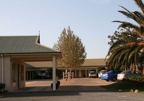 Country Gardens Motor Inn - Tourism Canberra 1