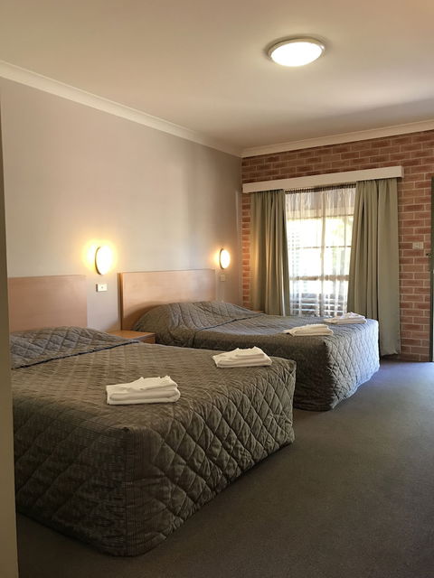 Country Gardens Motor Inn - Tourism Canberra 2