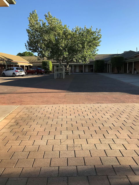 Country Gardens Motor Inn - Tourism Canberra 0