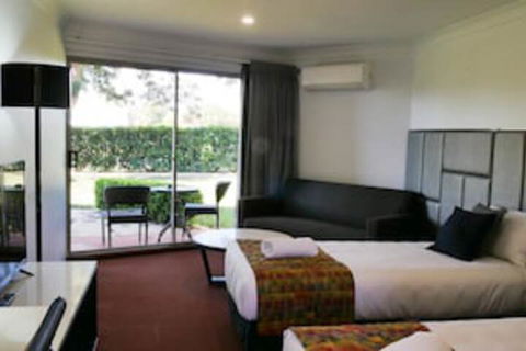 Country Capital Motel - Tourism Canberra 0
