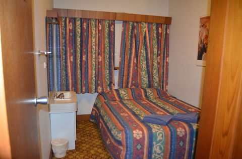 Monarch Motel Hotel - Tourism Canberra 3