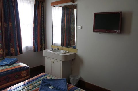 Monarch Motel Hotel - Tourism Canberra 4
