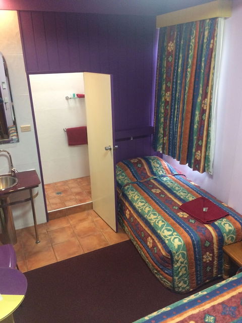 Monarch Motel Hotel - Tourism Canberra 5