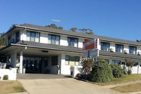 White Manor Motel - Tourism Canberra 0