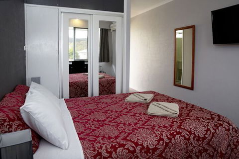 White Manor Motel - Tourism Canberra 4