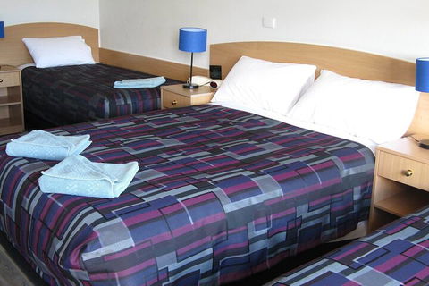 White Manor Motel - Tourism Canberra 5