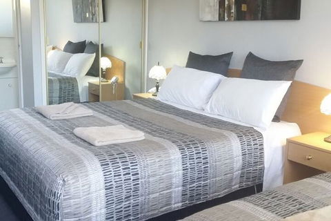 White Manor Motel - Tourism Canberra 1