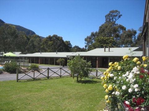 Halls Gap Log Cabins - Tourism Canberra 3