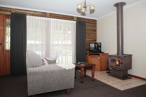 Halls Gap Log Cabins - Tourism Canberra 2