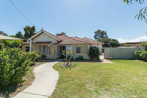 Victoria Park Lodge - Hostel - Tourism Canberra 1