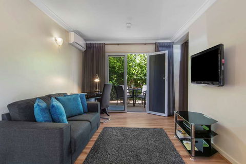 The Peninsula Riverside Apartments - Tourism Canberra 3