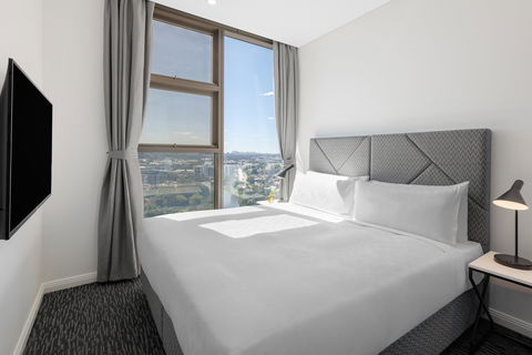 Meriton Suites George St - Tourism Canberra 1