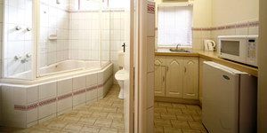 Lorne Coachman Inn - Tourism Canberra 3